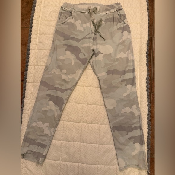 Bella Amore Made In Italy Gray Camouflage “magic stretch” Pants with raw hem. - Picture 11 of 11